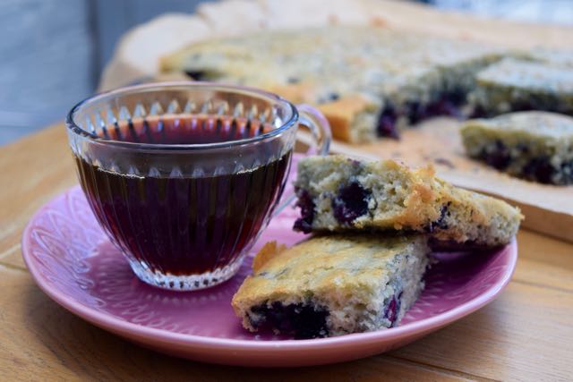 Blueberry-muffin-tray-bake-recipe-lucyloves-foodblog